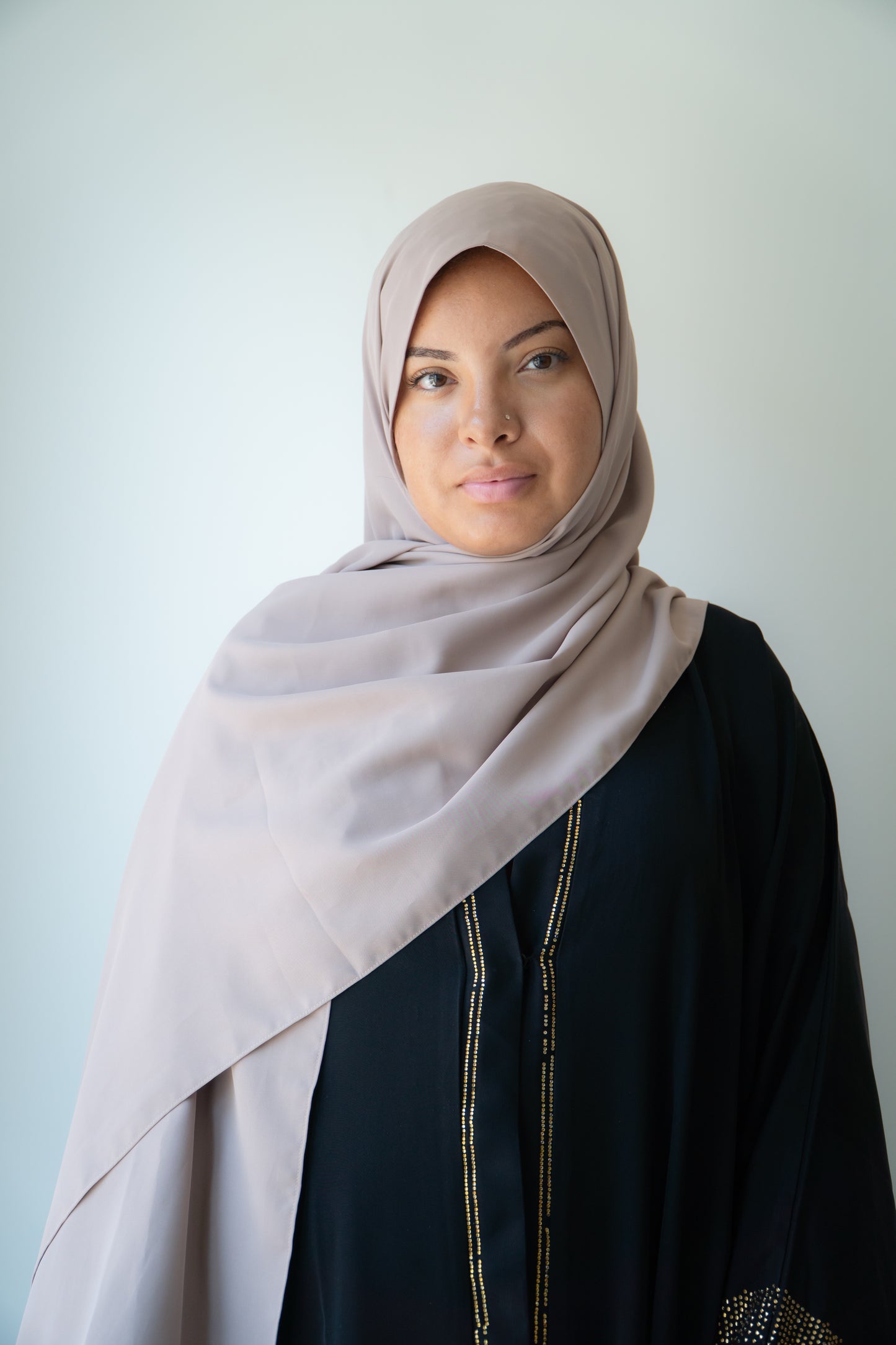 HIJAB AIMANTE TAUPE MME BROWN VUE FACE