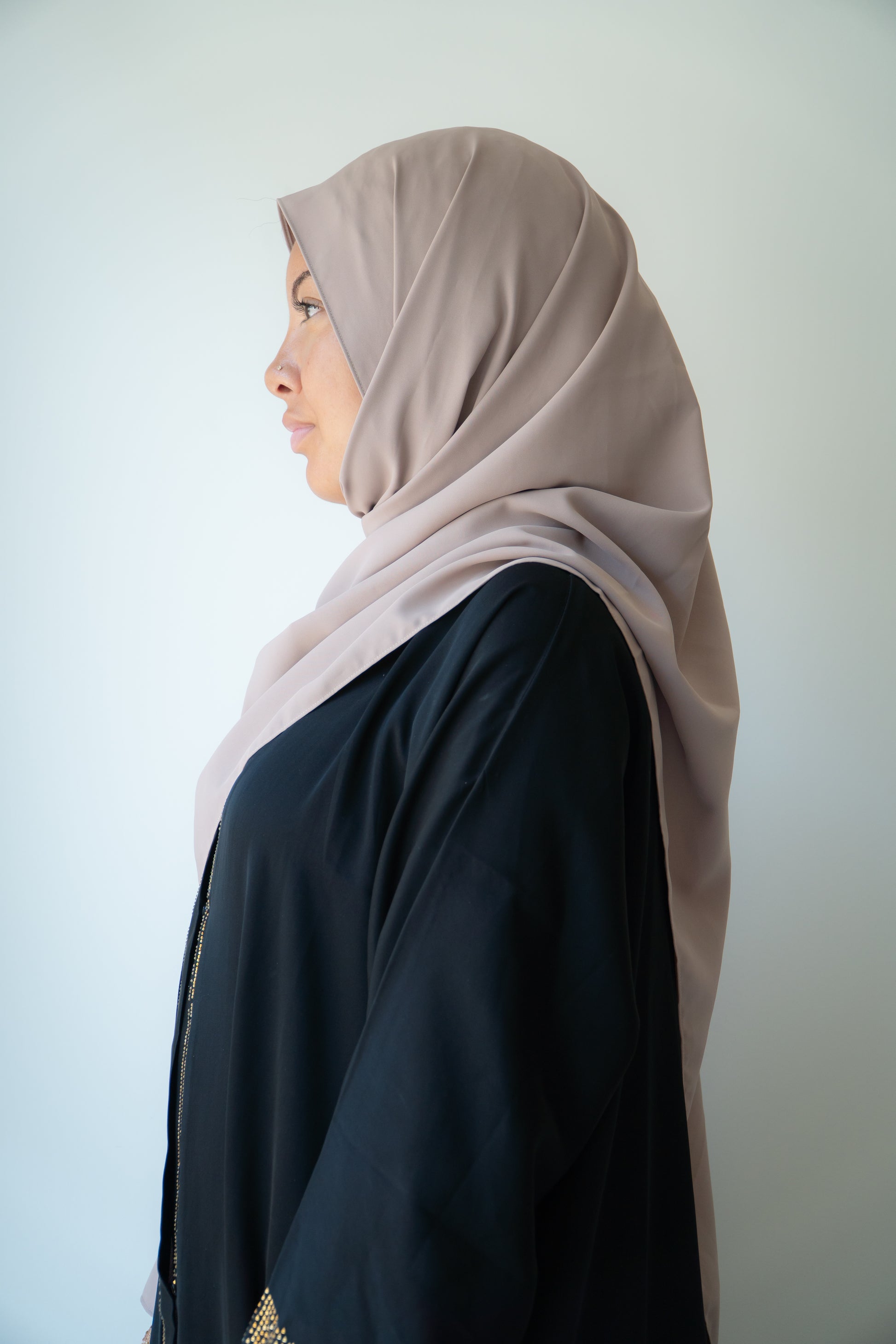 HIJAB AIMANTE TAUPE MME BROWN VUE PROFIL